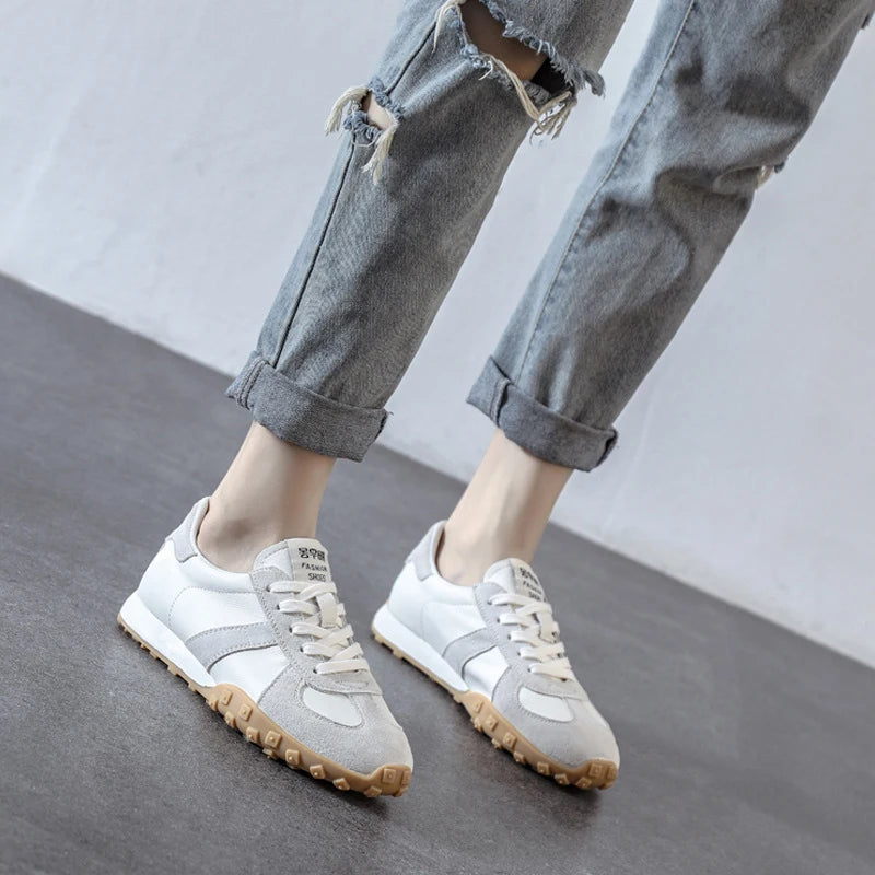 Soft leather white shoes women comfortable casual shoes 2024 new Lace Up flat casual sports shoes women Running shoes summer